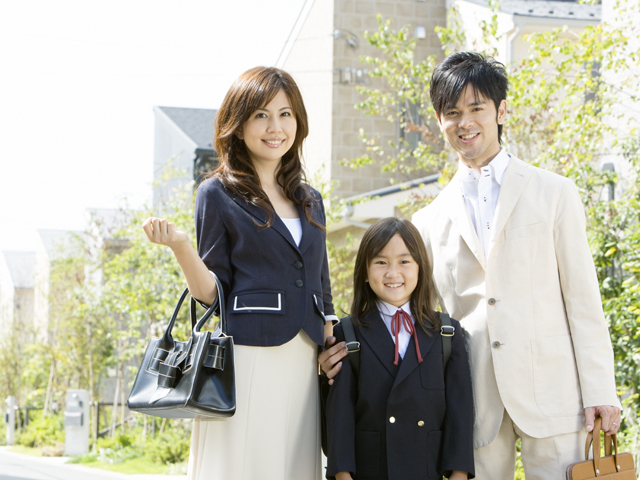 大きな窓から日差しが入る家 写真